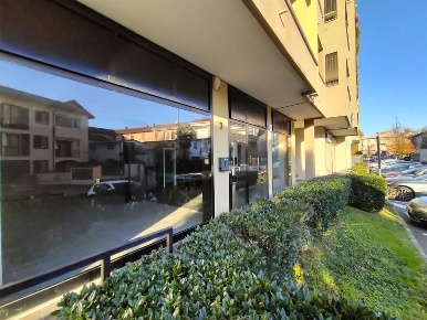 Foto Negozio in via Tagliamento, Vedano al Lambro di 84 m² con 1 locali