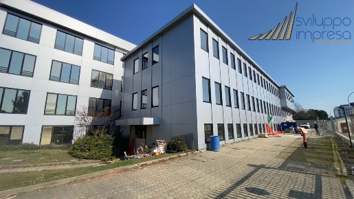 Foto Ufficio in via archimede, Agrate Brianza Centro di 250 m² con 8 locali