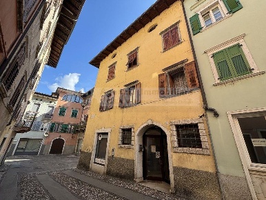 Foto Locale commerciale in via cesare battisti, Ala Centro di 97 m²