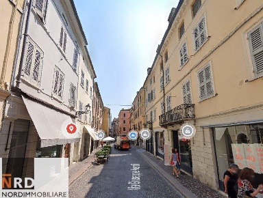 Foto Negozio a Mantova Centro di 80 m² con 2 locali in affitto