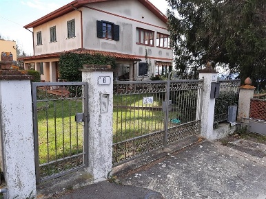 Foto Casa indipendente a Montaione di 385 m² con 12 locali in vendita