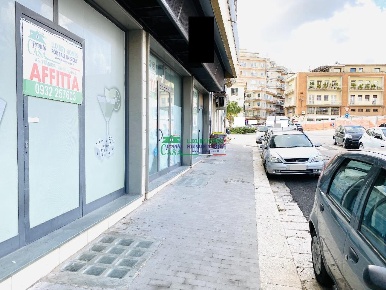 Foto Locale commerciale a Ragusa Centro di 215 m² con 3 locali in affitto