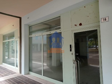 Foto Negozio a Bellaria-Igea Marina di 205 m² con 4 locali in vendita