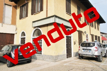 Foto Negozio in piazza Matteotti, Canegrate di 61 m² con 2 locali