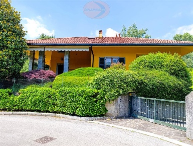 Foto Villa unifamiliare in Via Garibaldi, Barzanò Centro di 237 m²