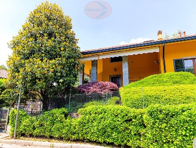 Foto Villa unifamiliare in Via Garibaldi, Barzanò Centro di 237 m²