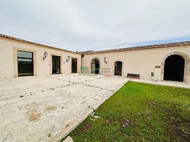 Foto Locale commerciale a Ragusa Donnafugata - Punta Braccetto di 90 m²