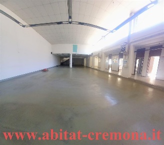 Foto Locale commerciale in via ghisleri, Cremona Porta Romana di 885 m²