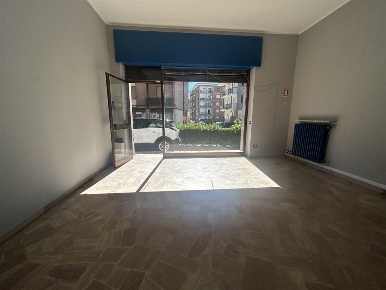 Foto Negozio in via roma, Cisano Bergamasco Centro di 50 m² con 1 locali