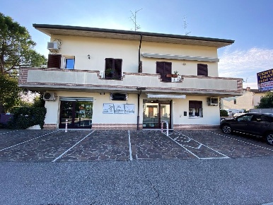 Foto Negozio in via Aguta, Bagnacavallo Glorie di 139 m² con 4 locali