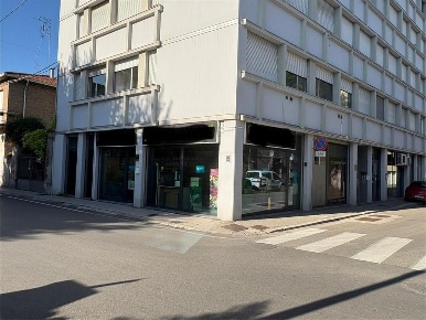 Foto Negozio a Ravenna di 124 m² con 3 locali in vendita