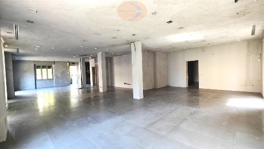 Foto Negozio in Via San Giacomo, Casatenovo Centro di 260 m² con 2 locali