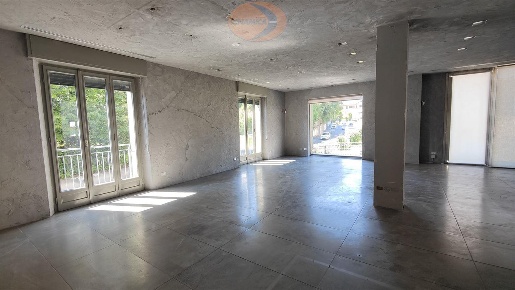 Foto Negozio in Via San Giacomo, Casatenovo Centro di 260 m² con 2 locali