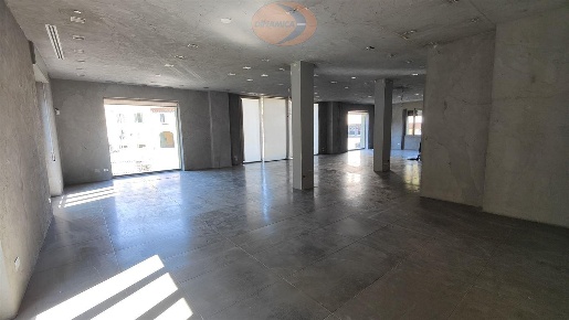 Foto Negozio in Via San Giacomo, Casatenovo Centro di 260 m² con 2 locali