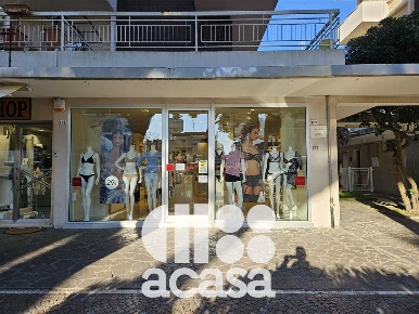 Foto Negozio in Viale Carducci, Cesenatico Cesenatico Levante di 66 m²