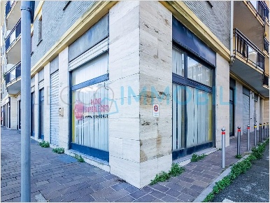 Foto Ufficio in VIA ROMA, Malgrate di 170 m² con 6 locali in vendita