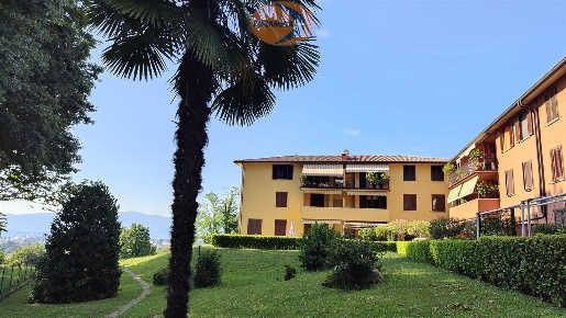 Foto Appartamento in Via Jacopo Della Quercia, Monticello Brianza di 110 m²