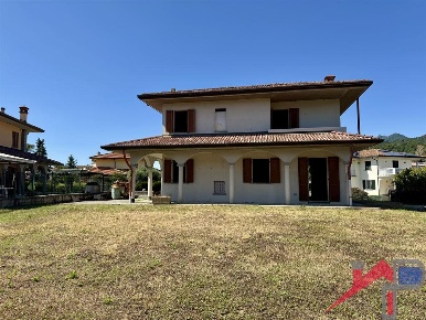 Foto Villa unifamiliare a Monte Marenzo Centro di 335 m² con 6 locali