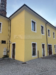 Foto Attività commerciale in largo giuseppe vicentini, Ala Centro di 60 m²