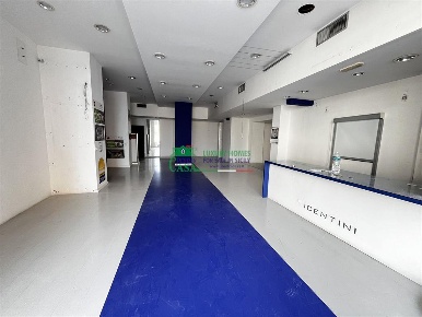 Foto Locale commerciale a Comiso Centro di 100 m² con 1 locali in affitto