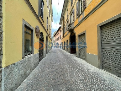 Foto Negozio in via Vittorio Emanuele, Caprino Bergamasco Caprino di 37 m²