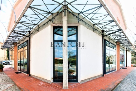 Foto Negozio a Asciano di 210 m² con 2 locali in affitto