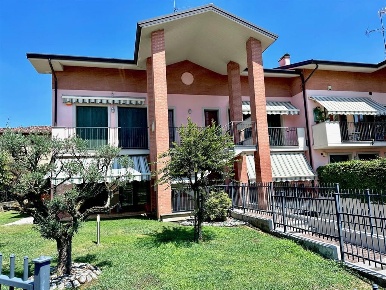 Foto Appartamento in via Agnesi, Missaglia di 141 m² con 4 locali