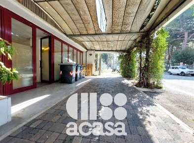 Foto Negozio in viale dei Mille, Cesenatico Cesenatico Levante di 180 m²