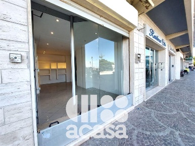 Foto Negozio in piazza andrea costa, Cesenatico Cesenatico Levante di 60 m²