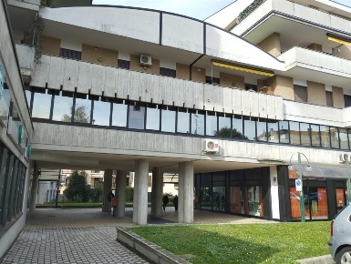 Foto Negozio in Via Monti, Seveso Centro di 100 m² con 2 locali in vendita