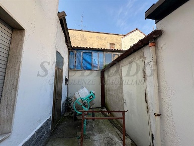 Foto Magazzino in via Rossini, Seveso Centro di 60 m² con 1 locali