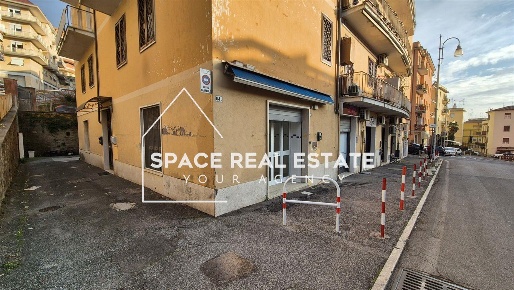 Foto Negozio in Via Virgilio, Albano Laziale Centro Storico di 30 m²