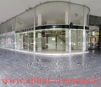 Foto Negozio in piazza roma, Cremona Centro di 60 m² con 2 locali