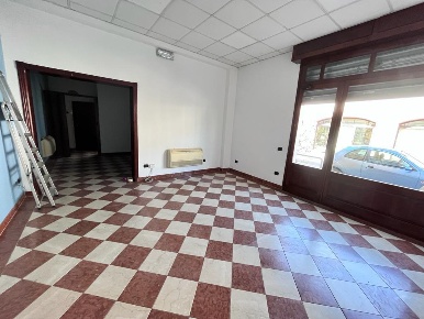 Foto Negozio in Via Roma, Bagnolo San Vito Centro di 60 m² con 2 locali