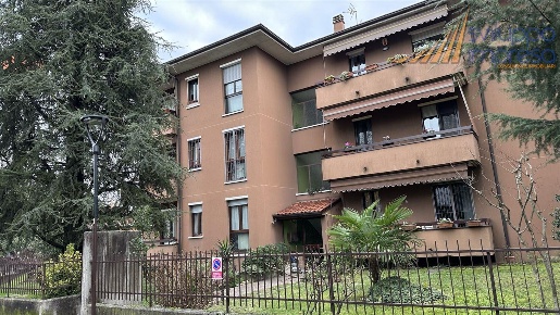 Foto Ufficio in via Pavese, Trezzano Rosa di 90 m² in affitto