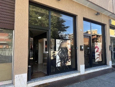 Foto Negozio in Via Achille Grandi, Muggiò Centro di 105 m² con 2 locali
