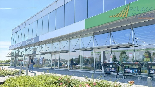 Foto Negozio in via del Commercio, Busnago di 370 m² in affitto