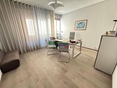 Foto Ufficio a Ragusa Centro di 120 m² con 5 locali in affitto