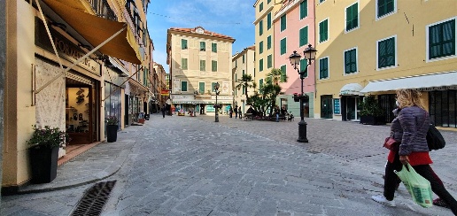 Foto Attività commerciale in Via Vittorio Veneto, Alassio Centro di 30 m²