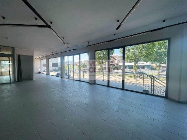 Foto Locale commerciale a Sarzana di 600 m² con 7 locali in affitto