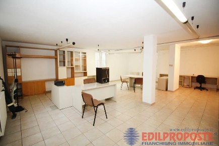 Foto Ufficio in via vittorio veneto, Lazzate di 120 m² con 2 locali