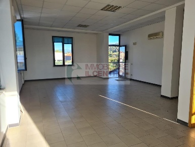Foto Ufficio a Sarzana di 70 m² con 1 locali in vendita
