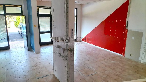 Foto Negozio a Asciano di 80 m² con 2 locali in vendita