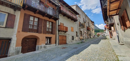 Foto Appartamento in via Roma, Cesana Torinese Centro di 79 m² con 2 locali