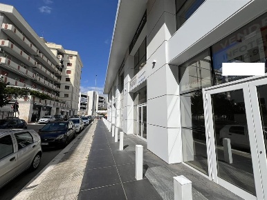 Foto Negozio in viale della Repubblica, Modugno di 260 m² con 1 locali