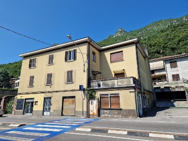 Foto Negozio in via roma, Pescate di 104 m² con 2 locali in affitto