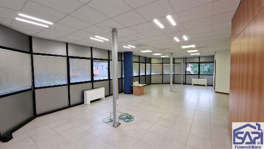 Foto Ufficio a Lissone Stazione di 250 m² con 3 locali in affitto