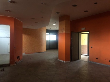 Foto Locale commerciale a Bovisio-Masciago di 210 m² in vendita