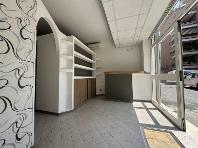 Foto Negozio in piazza aldo moro, Albano Laziale Centro di 55 m² in affitto