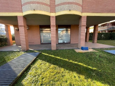 Foto Negozio in via volturno, Cesate di 56 m² in vendita